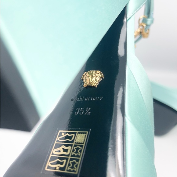 VERSACE
Medusa Aevitas satin platform pumps - Picture 10 of 12